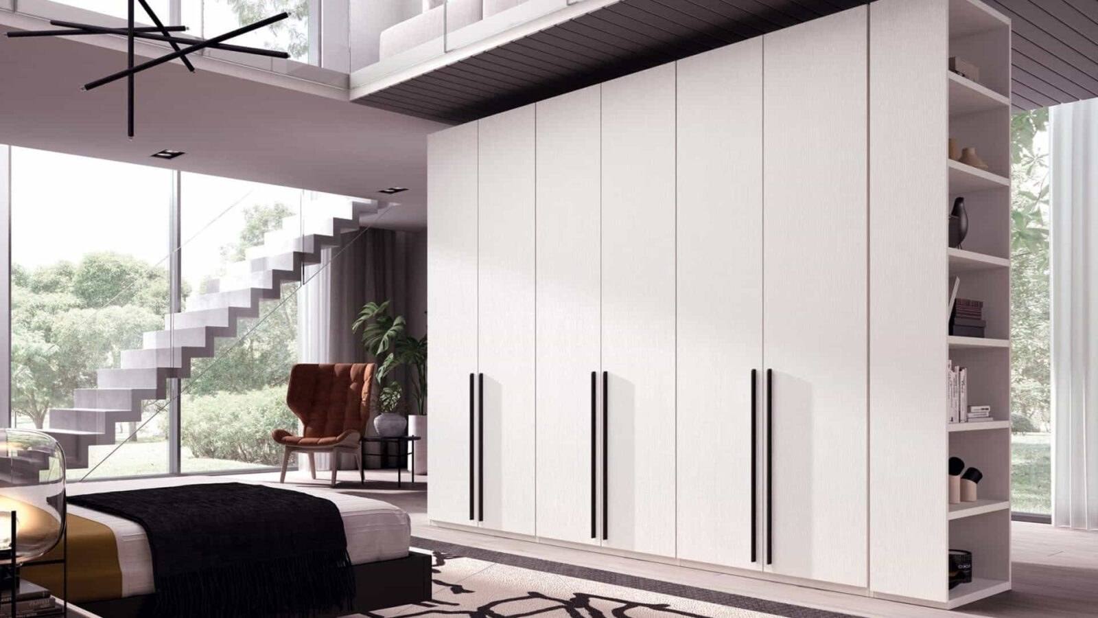 Armoire blanche toute hauteur sur mesure dans une pièce à mezzanine