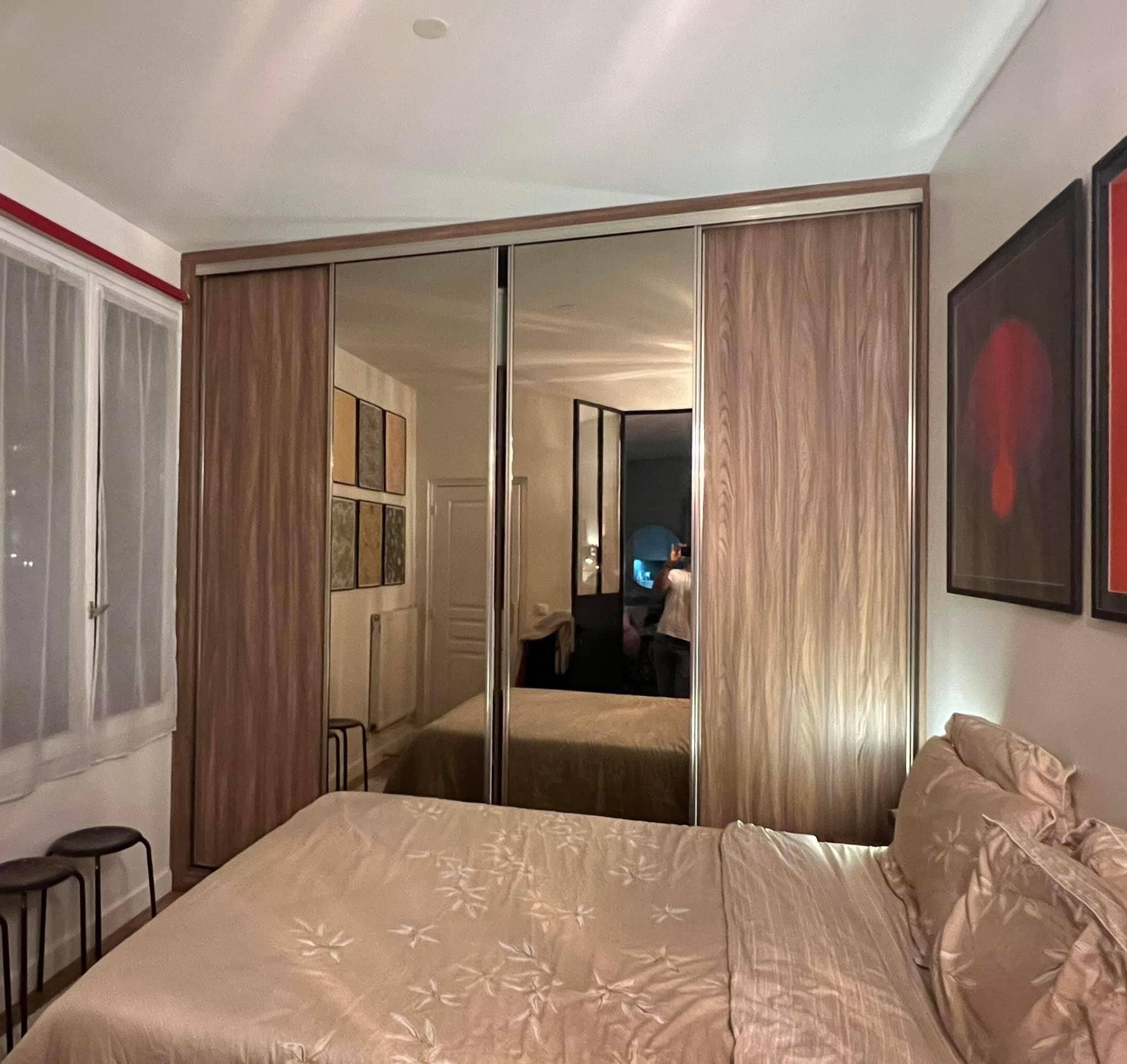 Dressing de chambre à portes coulissantes noyer et miroir, à Paris 10e