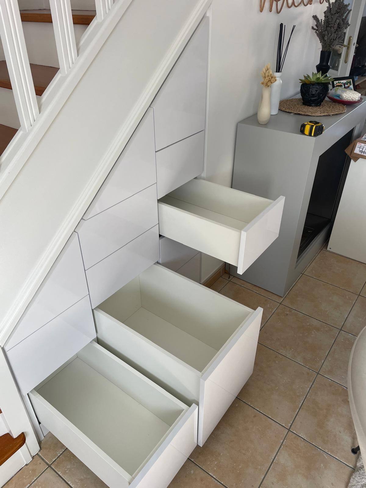 Meuble sous escalier sur mesure avec grands tiroirs ouverts, à Osny